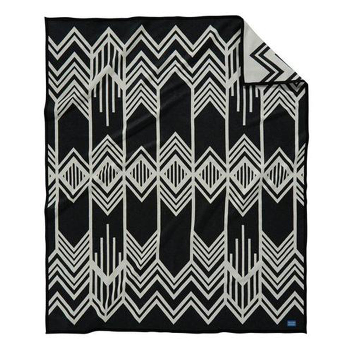 Pendleton blankets are heirloom-quality wool blankets made in the USA using wool that sourced from ranches around the country. This reversible skywalkers design was inspired by the Art Deco design elements that distinguish New York City’s most iconic buildings, and it was intended to honour the skilled Indigenous steel workers who built some of the city’s landmarks.